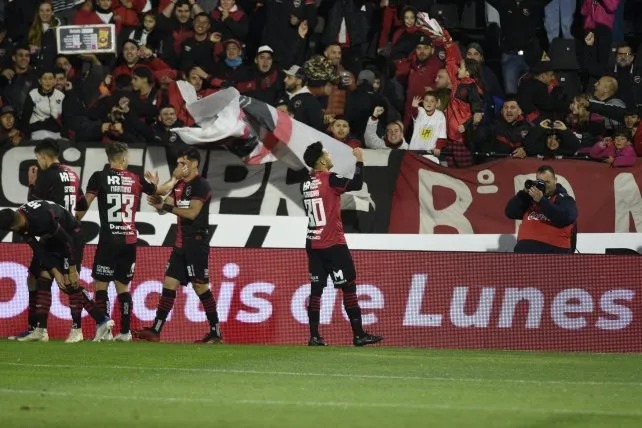 Newell's, una genialidad y esfuerzo para vencer a Lanús