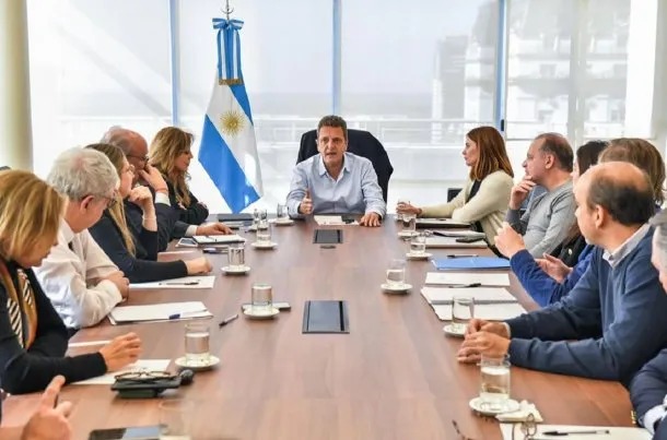Funcionarios y gobernadores celebraron las medidas de Sergio Massa para 