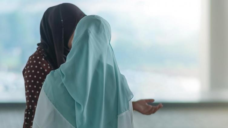 Francia prohibirá en las escuelas la abaya, la túnica usada por musulmanas
