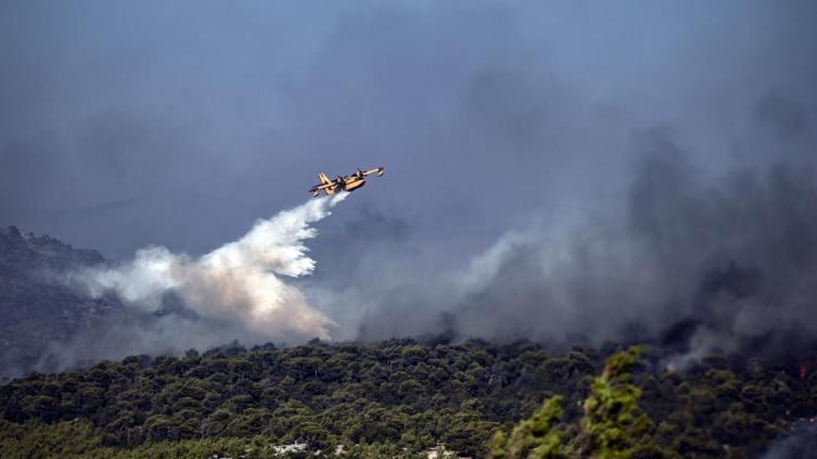 Brigadistas siguen combatiendo un incendio en el noreste de Grecia