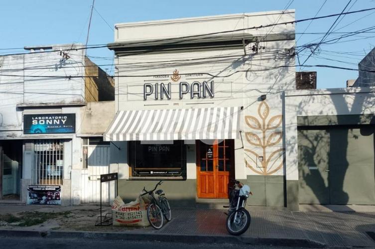 Armado y con el casco puesto entró a robar a una panadería