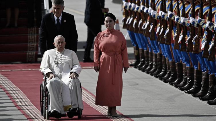 Francisco llegó a Mongolia para pedir por la paz mundial desde el 