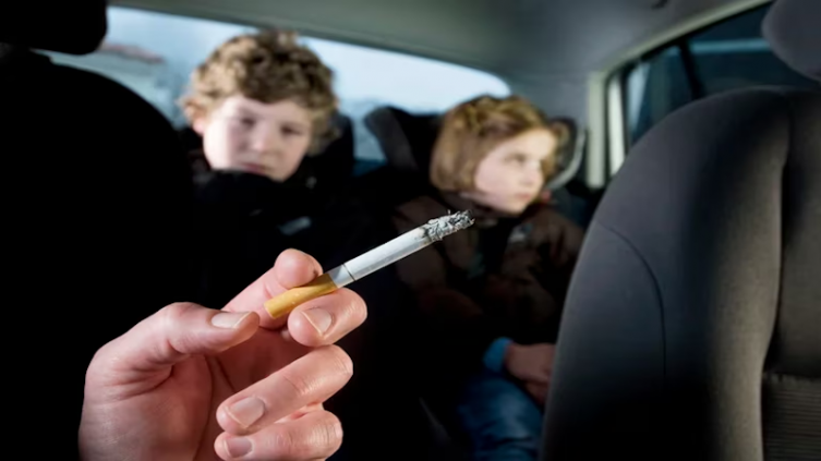Fumar en el auto puede dañar la salud de los niños, aunque no estén ahí