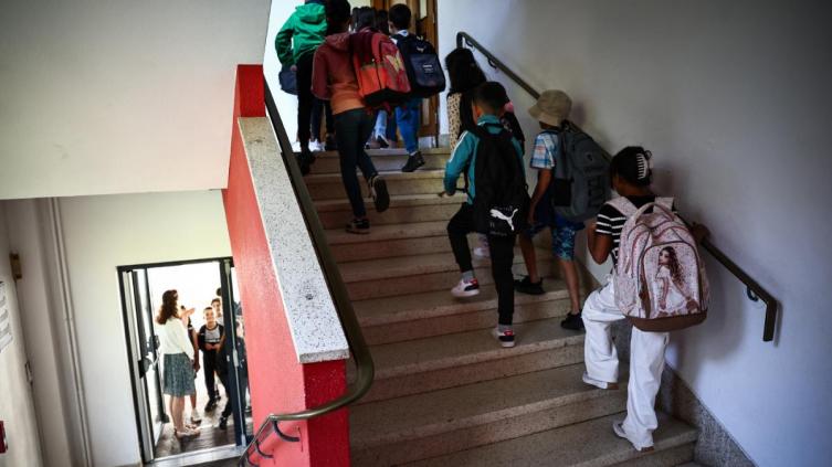 Más de 500 escuelas bajo vigilancia por el uso de atuendo musulmán entre estudiantes