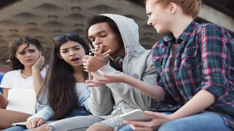Los chicos que fuman dañarían la salud de sus futuros hijos