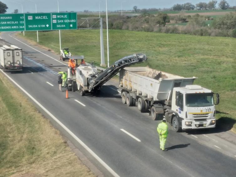 La provincia continúa con la reparación de la calzada de la Autopista Rosario-Santa Fe