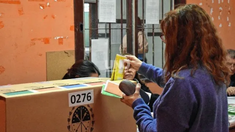 Una mujer fue a votar en moto y se le cayó sus llaves a la urna