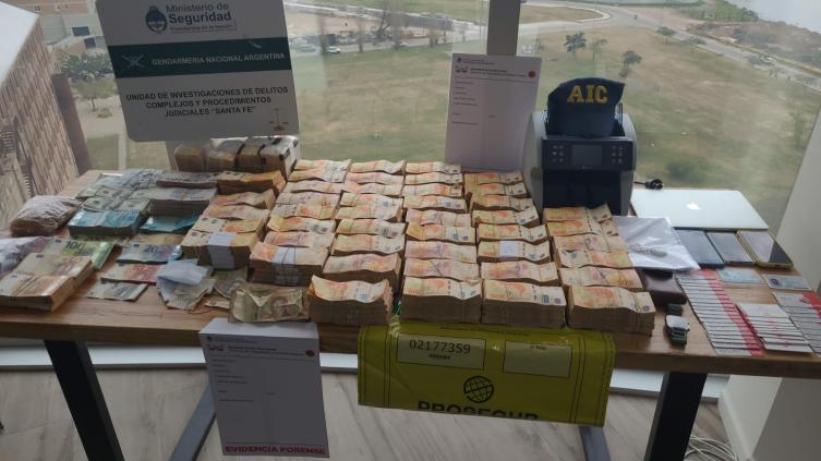 Incautaron una millonaria cantidad de dinero en un allanamiento en un departamento de Puerto Amarras