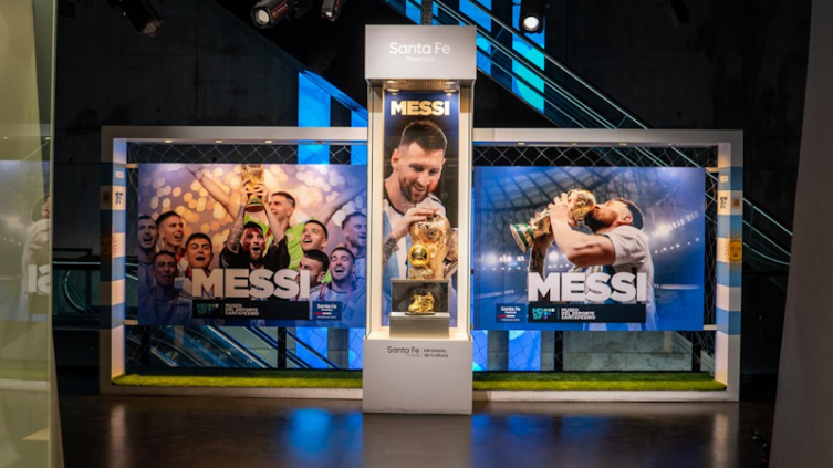 Exponen en Rosario retratos de Messi, Maradona y Kempes