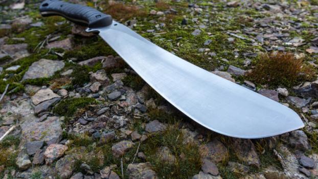 Le dio un machetazo en la mano a un inquilino para cobrarle el alquiler y quedó detenido