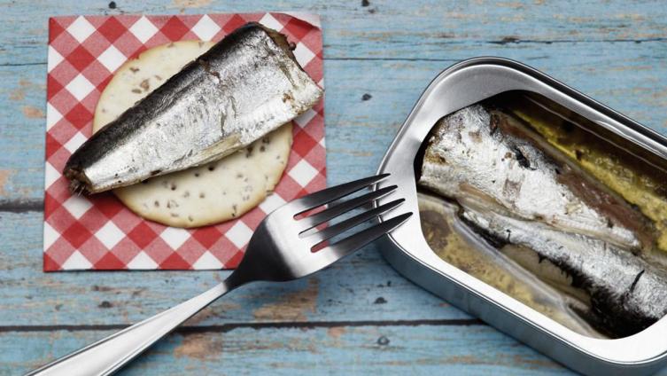 Comió sardinas en conserva en un restaurante en Francia y murió por botulismo