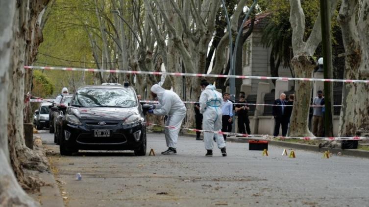 Asesinaron a un policía frente a la sede de la AIC de Rosario: lo ejecutaron en la calle