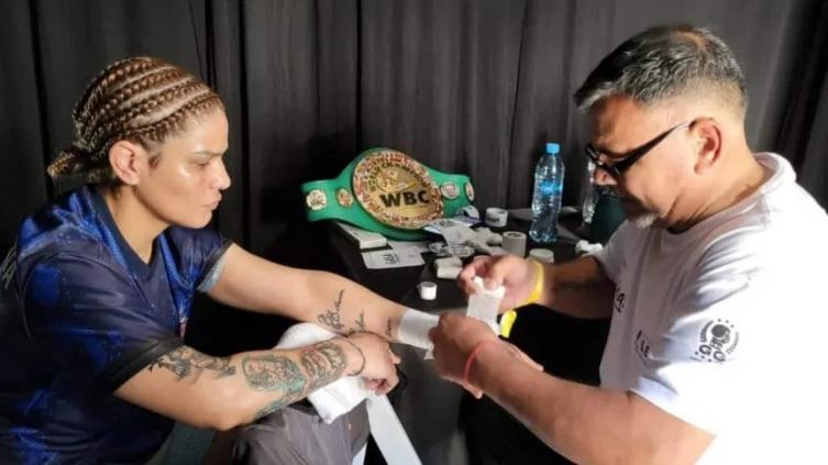 Conmoción en el boxeo argentino: falleció el entrenador Diego Arrúa en pleno combate de Sabrina Pérez