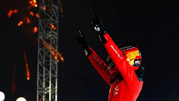 F1: Carlos Sainz se quedó con el GP de Singapur y consiguió su primera victoria de la temporada