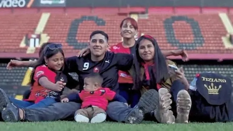 Colón hace campaña para que voten a Toto Iñíguez