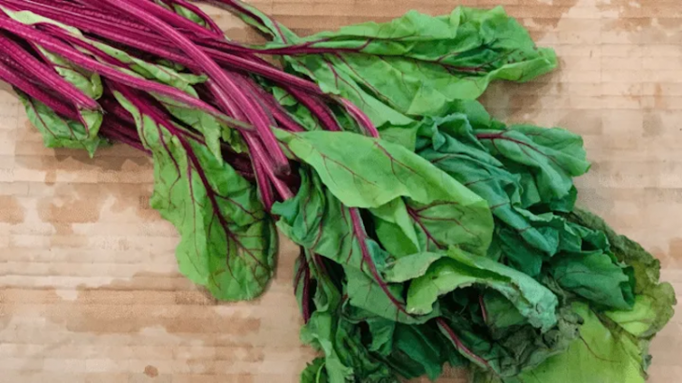 Hojas de remolacha: 5 recetas para no tirar nada a la basura