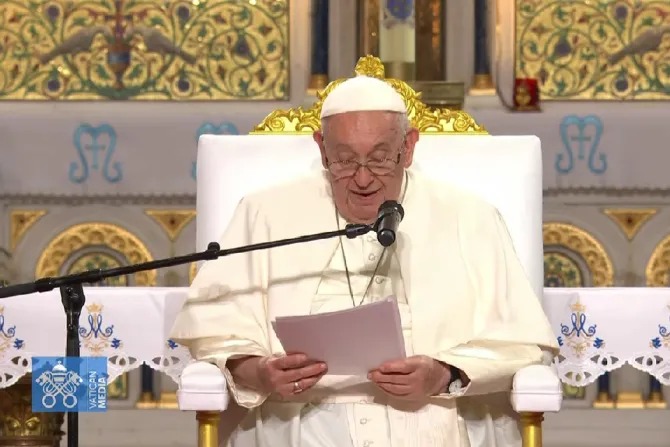 El Papa afirmó que impedir el rescate de migrantes en el mar es un 
