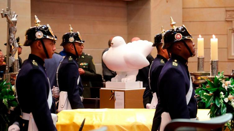 La paloma de la paz que Botero donó a Colombia acompaña su féretro en el velatorio