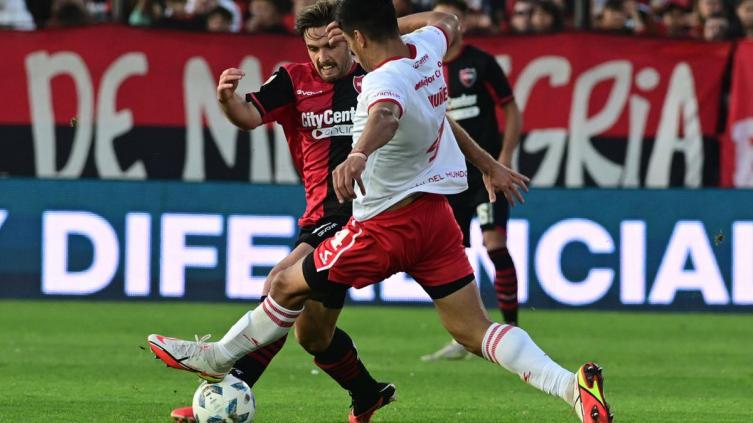 Estudiantes de La Plata derrotó a Newell´s en Rosario y logró su primera victoria