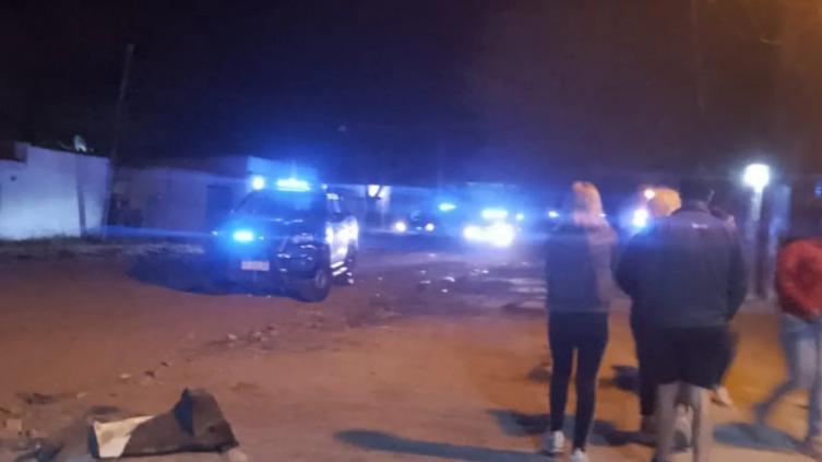 Un policía ultimó a un delincuente e hirió a otro cuando quisieron asaltarlo 