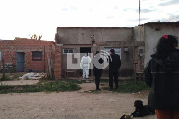 Encontraron un hombre muerto en el patio de su casa: tenía heridas de arma blanca