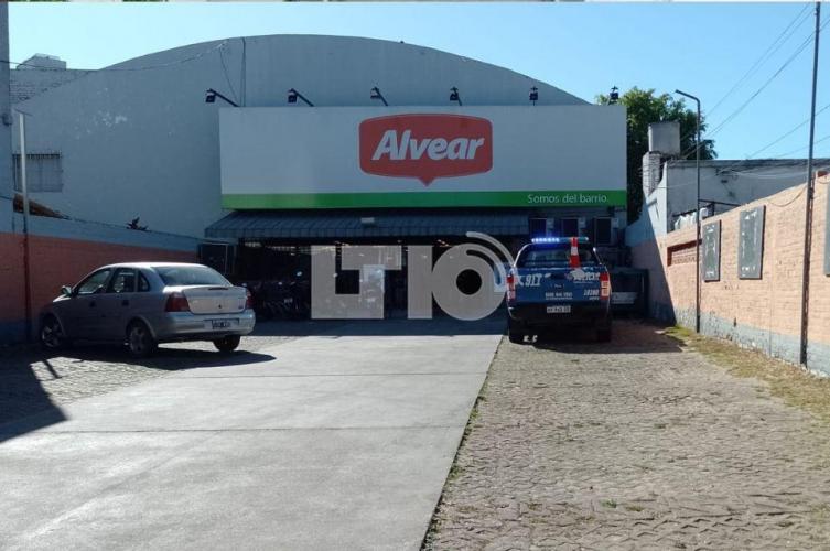 Balearon a un hombre en la calle y se desplomó en un supermercado