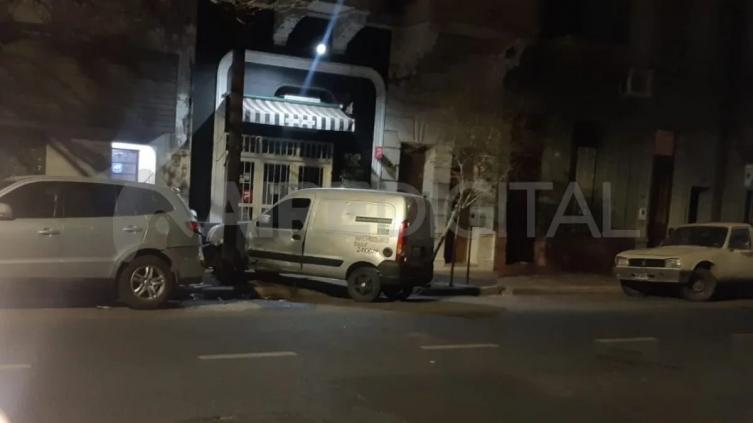 Chocó un auto estacionado que terminó en la vereda y reventó una cabina de Litoral Gas