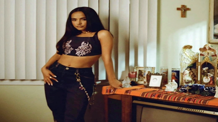 Becky G lanza 