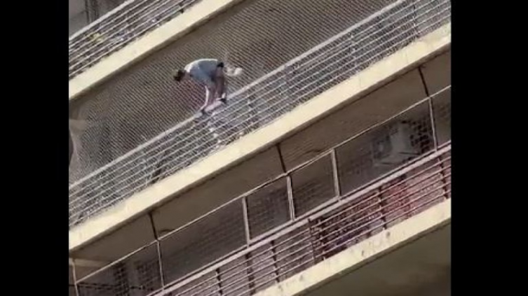 Rescate de un niño que quedó colgado de un balcón