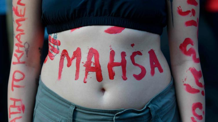 Una adolescente iraní está en coma tras ser atacada por la Policía de la Moral