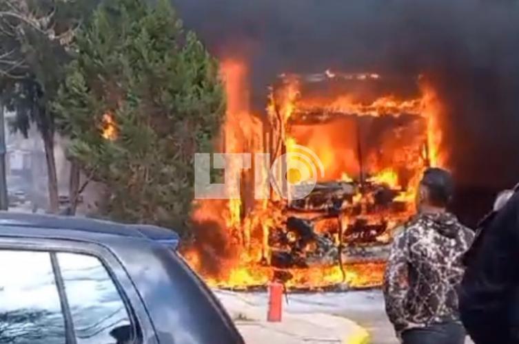 Se prendió fuego un colectivo de la Línea 2 en barrio El Pozo