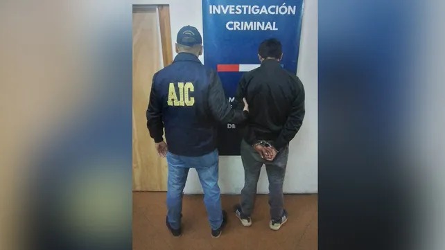 Detuvieron a un hombre por torturar a un perro: lo dejó agonizando con un alambre enrollado en su cuello