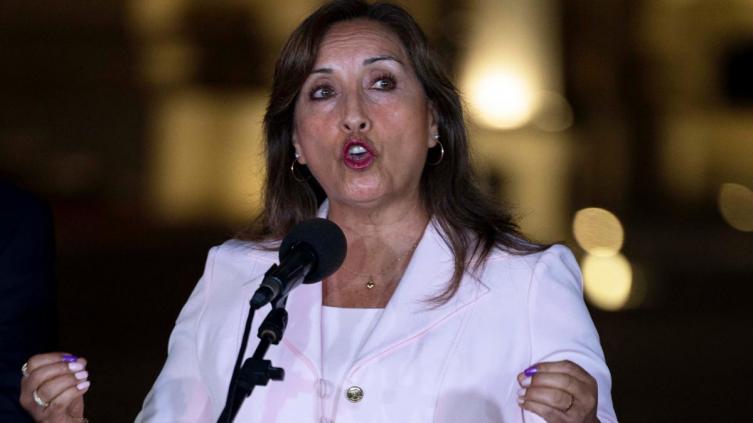 La presidenta peruana decretó el estado de sitio en el centro de Lima