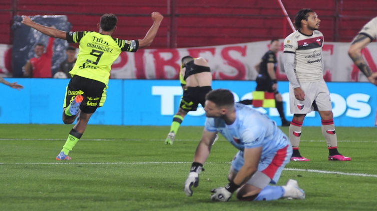 Colón sobró el partido y perdió con Barracas complicando su futuro en Primera