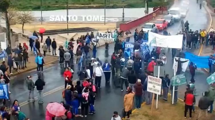 Trabajadores de Festram se movilizaron, cortaron el puente Carretero pero ya lo liberaron