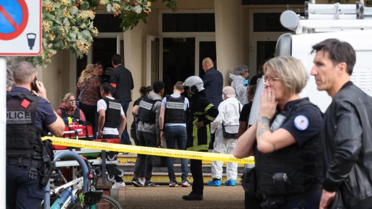 Un hombre entró a una escuela en Francia, mató a un docente con un cuchillo y gritó 