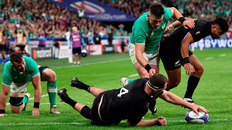 Los All Blacks le ganaron a Irlanda y enfrentarán a Argentina en semifinales