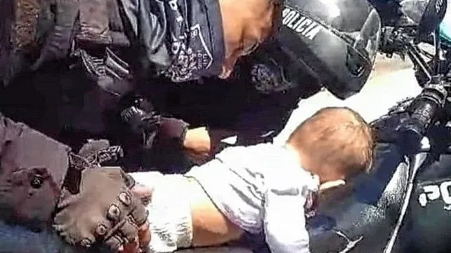 Policías auxiliaron y le salvaron la vida a una beba de seis meses
