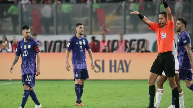 Publicaron los audios del VAR del gol anulado a Messi ante Perú