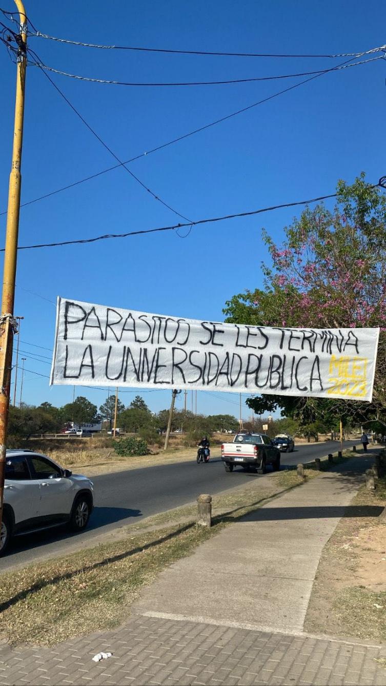 Elecciones 2023: Los carteles que aparecieron contra la educación pública en Santa Fe y generaron fuerte rechazo