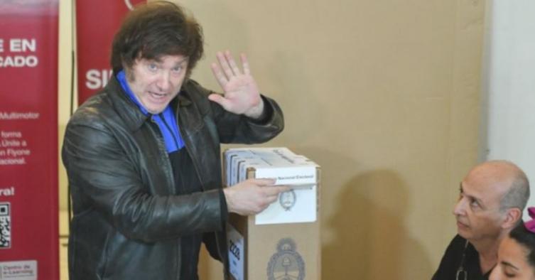 Votó Javier Milei: cientos de militantes lo esperaron para apoyarlo