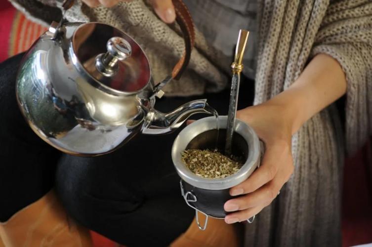 Esto es lo que te puede pasar al tomar mate todos los días