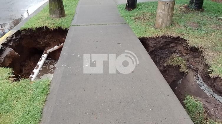 Apareció un importante socavón en la costanera