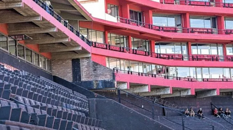 Colón puso en venta palcos y plateas para el domingo