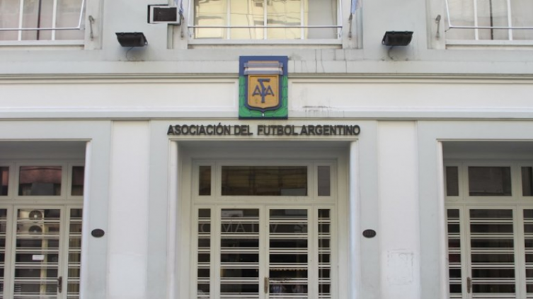 Embargan a la AFA ante el reclamo por la organización de amistosos