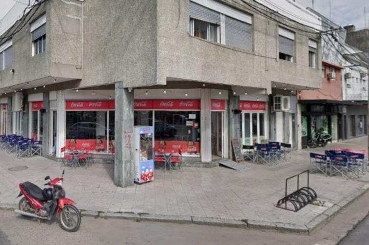Dos hombres causaron disturbios en un drugstore en pleno Boulevard