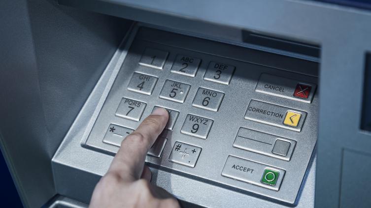 Este miércoles empieza el pago de haberes a activos y pasivos con el 7% de aumento 