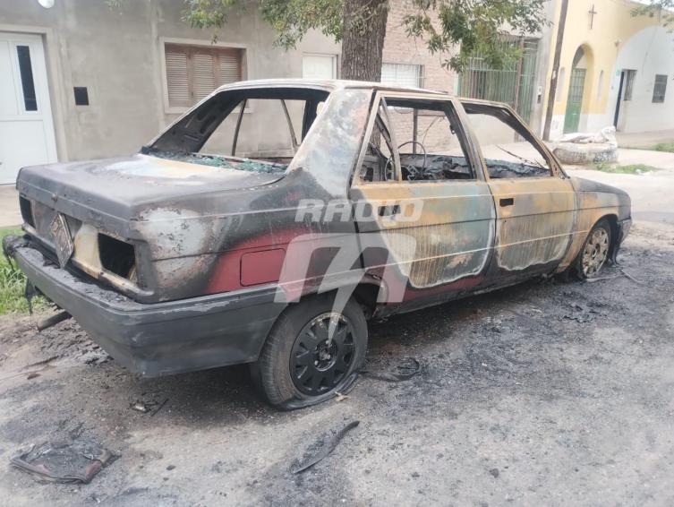 Quemaron un automóvil en Villa Hipódromo