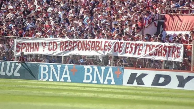 Hubo banderas en contra del presidente Spahn en la tribuna de Unión