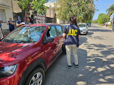 Balearon un auto que estaba estacionado en barrio Centenario